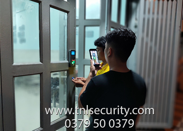 Lap-dat-khoa-van-tay-nuy-nhan-cho-cua-bon-canh-tai-Tan-Binh